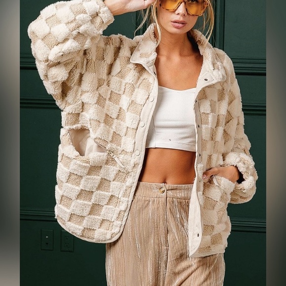 Jackets & Blazers - NWOT Checkered Sherpa Jacket Women’s Oversized Fleece White Tan Checker Coat